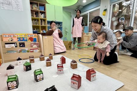 東莒公共托育家園與幼兒園愛心班合影留念，提前歡慶聖誕。（圖／文：蔡夢玲）