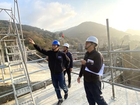 縣長王忠銘與副縣長陳冠人前往北竿多處工程現場，了解施工進度並與施工單位討論工區安全與後續推動重點。（圖／文：鄭禮頤）