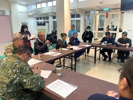 各單位齊聚北竿塘岐惠民市場開協調會，針對擺暝文化祭的流程和分工交換意見，現場討論氣氛熱絡。（圖／文：鄭禮頤）