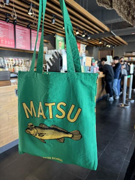 星巴克加碼販售的黃魚提袋昨日於馬祖門市上架，首日店內出現小規模排隊人潮。（圖：鄭曉琴）