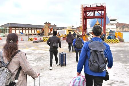 新臺馬輪受海象影響停航三日後，11日把握風浪稍緩空檔抵達東引、南竿。（圖︰港務處）