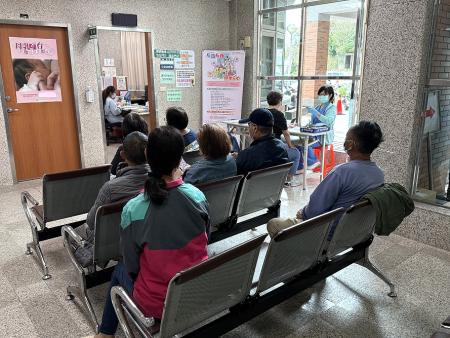 衛福部昨日宣布明年1、2月新冠疫苗擴大為全民公費施打；連江縣衛生局同步呼籲民眾盡速接種疫苗，提升保護力。（圖／文：王致潔）