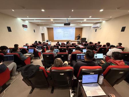 為提升同仁AI應用能力，縣府人事處舉辦生成式AI辦公室應用實戰訓練課程，廣受學員好評。（圖／文：王致潔）