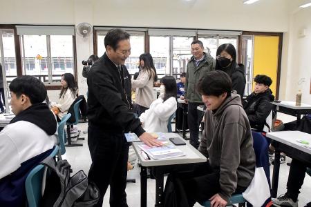 學測將近，縣長王忠銘特偕副縣長陳冠人、代理秘書長陳明傑等人前往馬祖高中，向高三學子致贈象徵「包中」的包粽，祝福金榜題名。（圖／文：王致潔）