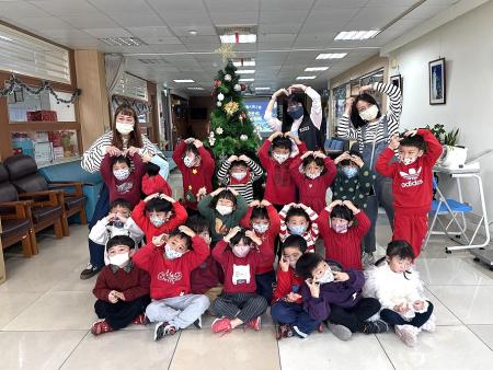 介幼太陽班參訪大同之家，為院內長輩帶來滿滿活力與溫暖。（圖／文：王致潔）