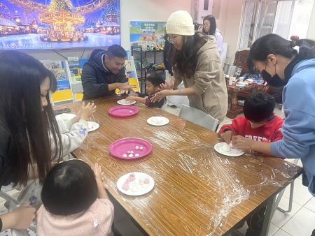 家長陪著孩子一起搓湯圓，在輕鬆的氣氛中享受一起動手的樂趣。（圖／文：鄭禮頤）
