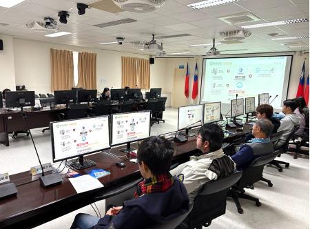 國防部全動署來馬辦理動員資訊整合系統巡迴講習，協助縣市盤點並整合可用資源，強化緊急時期的即時調度能力。（圖：民社處）