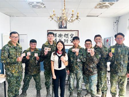 課後官兵與心理師溫馨合影留念。