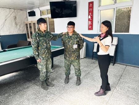 官兵進行情緒覺察與互動討論。