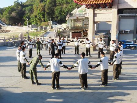 官兵於天后宮進行心輔團康活動。
