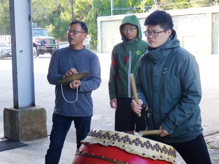 隊員們配合鼓聲實施練習。