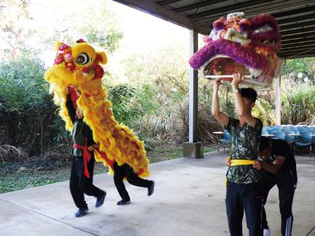 隊員們用心學習舞獅動作。