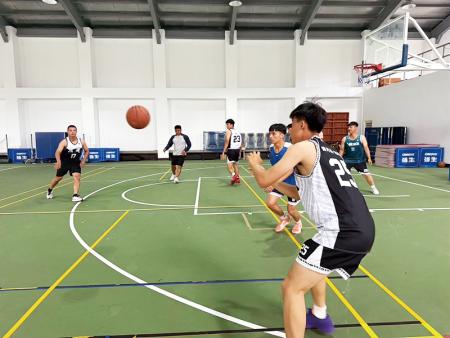 社員之間默契傳接球。