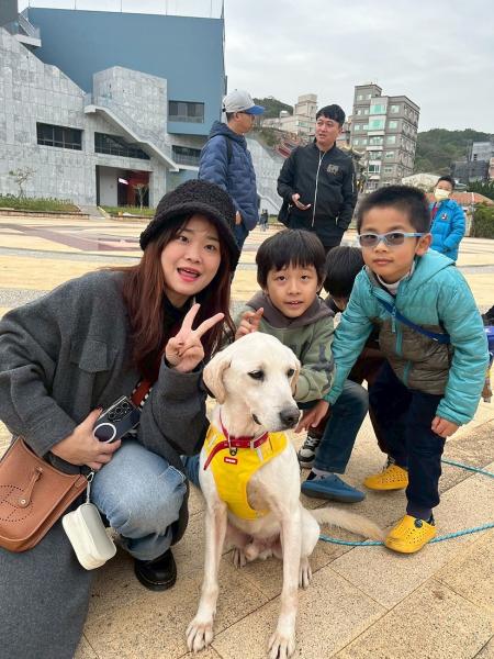 民社處與新住民家服中心透過流浪動物繪本、陪伴狗狗等活動，讓孩子培養正確生命教育理念。（圖：民社處）