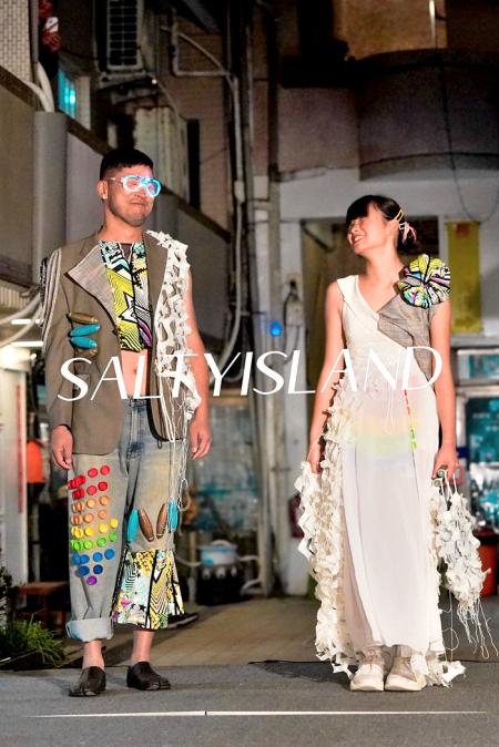 《東引海霧時裝週》13日晚間在三義村20棟街道登場，街道化身伸展台，展現專屬東引的島嶼時尚風景。（圖︰鹹味島合作社）