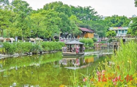 遊客泛舟於村內的小河上。