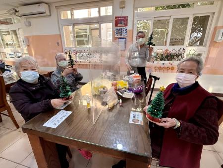 聖誕將近，大同之家舉辦聖誕樹DIY活動，家內長輩在引導與鼓勵下認真完成一棵棵獨一無二且美麗的聖誕樹。（圖／文：王致潔）