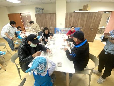 塘岐國小幼兒園彩虹班小朋友與爺爺奶奶、叔叔阿姨們手作同樂後報佳音，現場洋溢溫馨節慶氣氛。（圖／文：鄭禮頤）