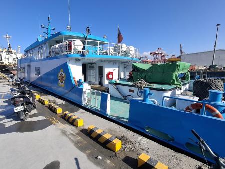 縣長王忠銘與議長張永江昨天前往基隆港勘查東海明珠與臺馬之星維修情形。（圖：連江縣交旅局）