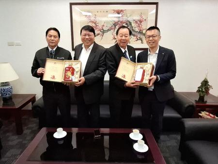 爭取高馬航線每週2班，縣長王忠銘、議長張永江拜會華信航空。（圖：縣府）