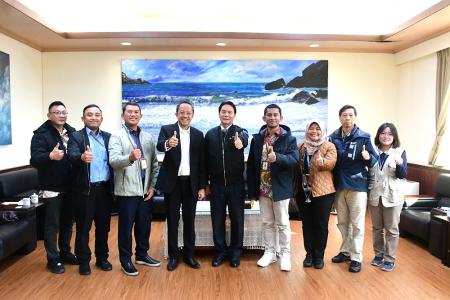 印尼駐台代表艾吏福一行拜會連江縣政府，縣長王忠銘表示熱烈歡迎，並表示對其所提建議縣府將積極研議並督促相關單位改善。（圖／文：王致潔）