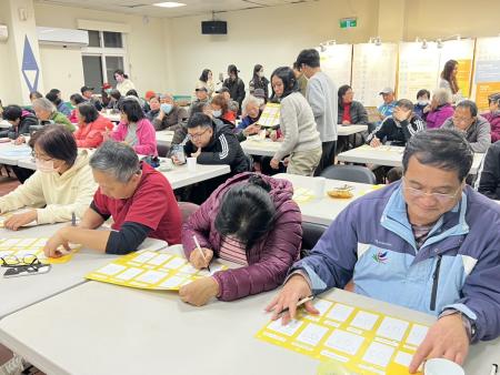 第七期離島綜合建設成果說明會17日晚間在介壽活動中心舉辦，承辦單位說明半年來各鄉民意收集成果。（圖／文：馮紹夫）