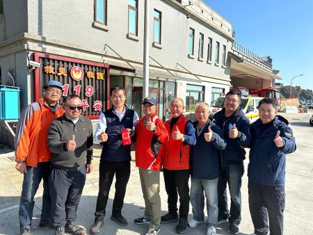 士林電機總經理吳聰明致贈南竿義消大隊加菜金，感謝其第一時間投入搶救，成功防止災情擴大，守護民眾生命財產安全。（圖：南竿義消大隊）