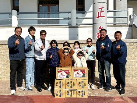 為支持花蓮光復鄉受災農民，連江縣民眾服務社與青年志工協會選購「樹豆黑糯米乖乖」於聖誕前夕致贈全縣幼兒園及國小學童，傳遞關懷與祝福。（圖／文：王致潔）