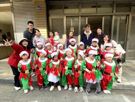 月亮班提前報佳音，唱跳聖誕歌曲並演唱閩東童謠〈搓丸歌〉，同時祝福冬至快樂，送上平安蛋、長壽麵線與小朋友親手祝福的卡片。（圖／文：鄭禮頤）