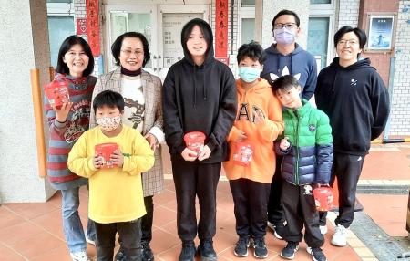 莒光鄉民代表會主席史麗彬親自將聖誕禮物送到東莒國小、附設幼兒園及校內東莒家園小朋友手中，提前為孩子們送上耶誕祝福。（圖／文：蔡夢玲）