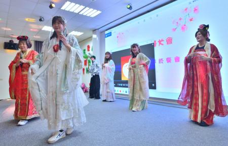 東引鄉婦女會舉辦歲末年終聯誼餐會，婦女姐妹盛裝出席，齊聚一堂共享溫馨歡樂時光。（圖／文：陳其敏）