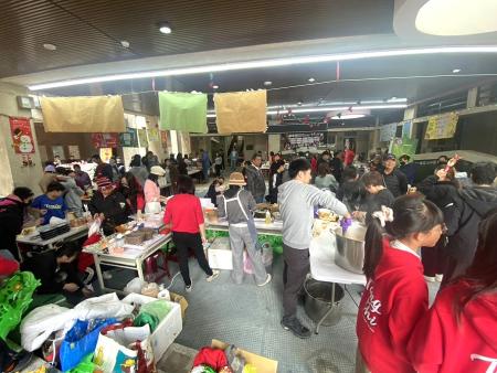 校園聖誕活動熱鬧登場，幼兒園前往各機關報佳音，義賣市集人潮絡繹不絕。（圖／文：鄭禮頤）