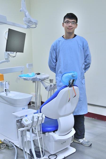 東引衛生所牙醫師兼主任林庭禹服務期滿，19日下午完成最後一次門診，即將前往桃園發展，邁向職涯新里程。（圖／文：陳其敏）