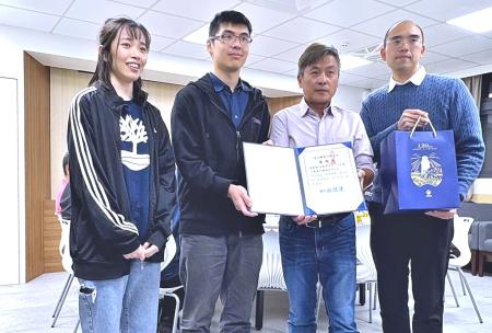 東引鄉長林德建（右二）與鄉民代表會主席陳子驎（右一）日前頒贈感謝狀並致贈紀念品給東引衛生所牙醫師兼主任林庭禹，感謝其多年來深耕地方醫療、守護軍民口腔健康的付出與貢獻。（圖／文：陳其敏）