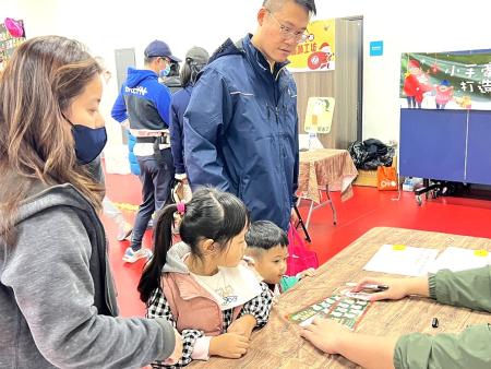 「活躍量六力．無菸樂耶誕」健康宣導闖關。（圖與文：馮紹夫）
