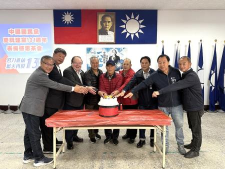 中國國民黨舉辦建黨131週年黨慶暨表揚大會，表揚資深黨員與績優義務幹部，並切蛋糕共享黨慶喜悅。（圖／文：王致潔）
