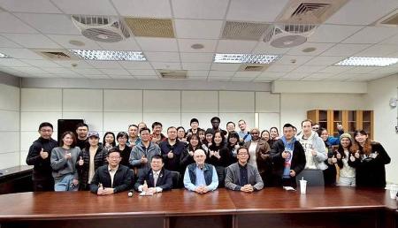 為拓展海大永續發展碩士在職專班及政大亞太研究英語碩士學程研究生的國際視野，提升馬祖的國際能見度。由政大邀請美國哥倫比亞大學政治系教授、東亞研究所主任，國際知名漢學家黎安友（Andrew James Nathan）教授，於12月19日晚上在馬祖高中辦理專題講座，為兩校研究生發表「我的學思歷程」（My Learning and Thinking Journey）專題演講。