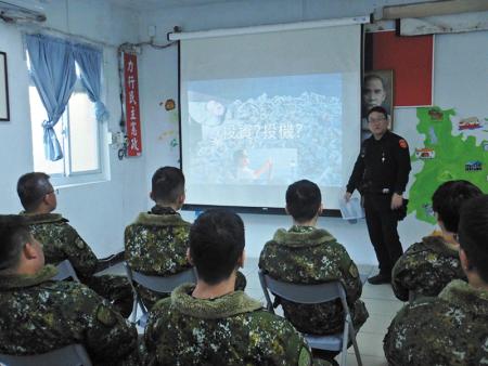 警員實施反詐宣教及案例分析。