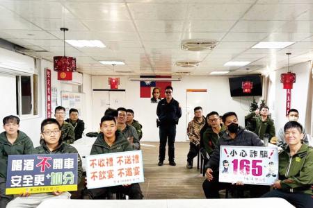 宣教結束與官兵實施合影。