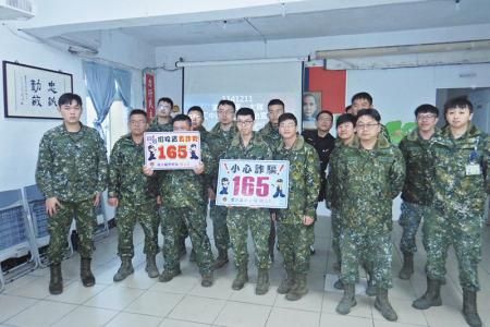 官兵與警員實施合影。