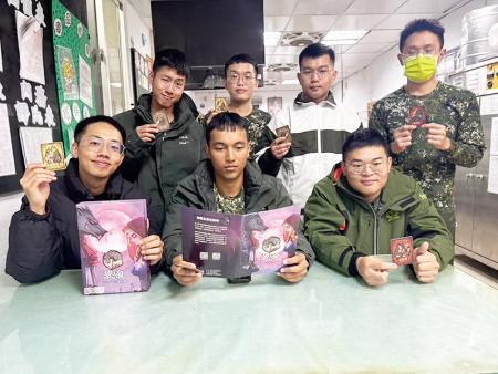 官兵活動結束後實施合影。