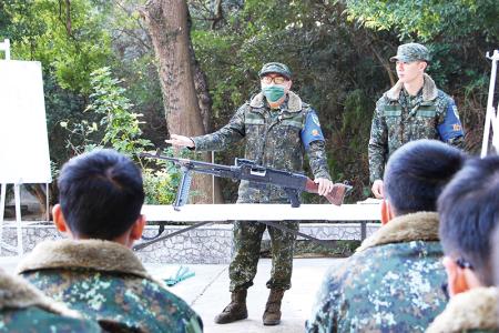 教官介紹武器諸元。