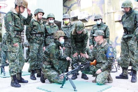 助教講解操作要領。