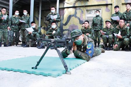 教官示範射擊姿勢。