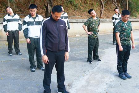 官兵進行暖身運動。