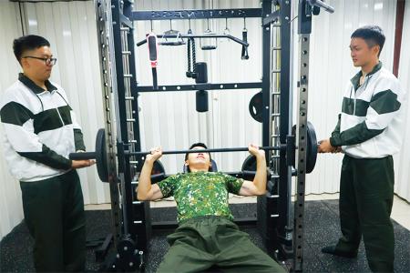 官兵實施槓鈴臥推。