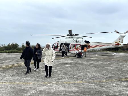 東北季風增強，西莒啟動直升機疏運機制，21日執行緊急醫療1架次及客運3架次，顯現出冬天直升機疏運對離島的重要性。（圖／文：宋幸儒）