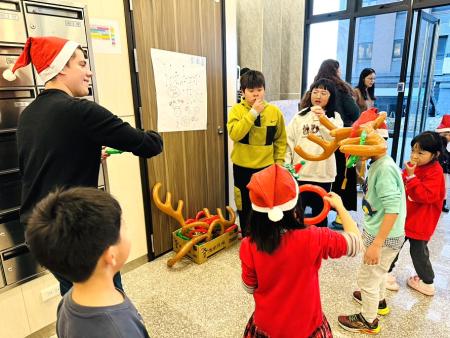 美籍外師在仁愛147舉辦聖誕社區活動，透過互動遊戲讓鄰里自然接觸英語，增進英語學習興趣與能力。（圖：英資中心）