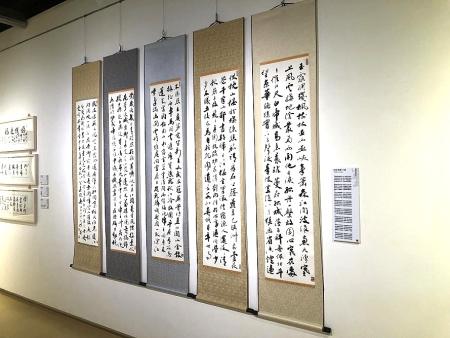 為感謝馬祖在地書法家陳國春老師慷慨捐贈墨寶回饋家鄉，縣長王忠銘為其頒贈感謝狀，表達誠摯敬意與謝意。（圖：縣府）