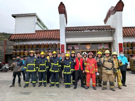 連江縣消防局攜手馬祖酒廠辦理自衛消防編組演練，強化企業防災韌性，確保年前生產安全。（圖：連江縣消防局）